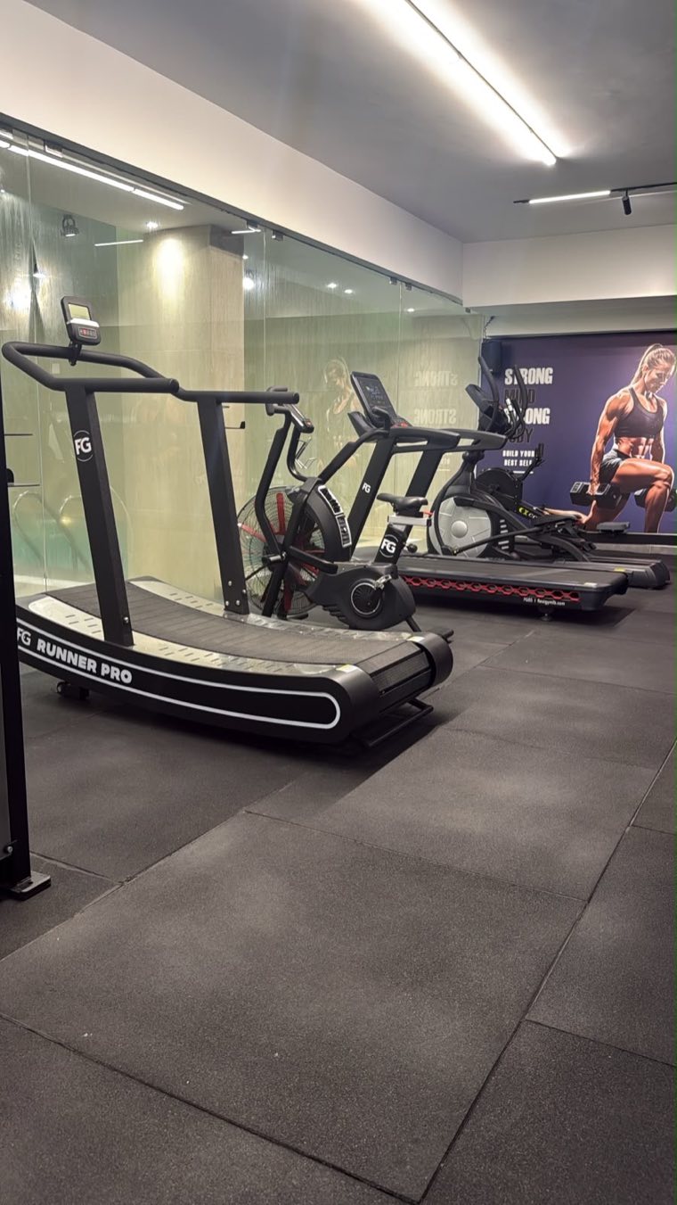 Curved runner, air bike and treadmill in the cardio zone